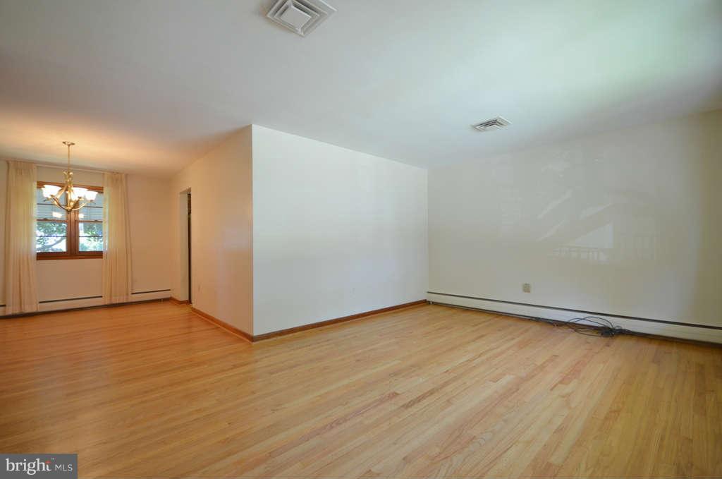 6753 Ransome Drive Baltimore, MD 21207 - Photo 9 of 20 Living Room