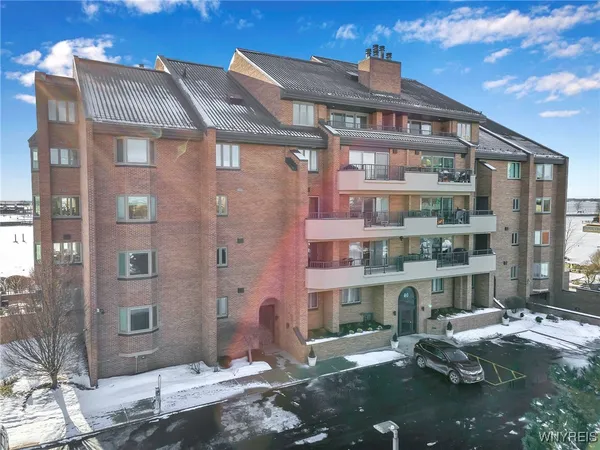 $999,900 | 40 Waterfront Circle, Buffalo, NY 14202