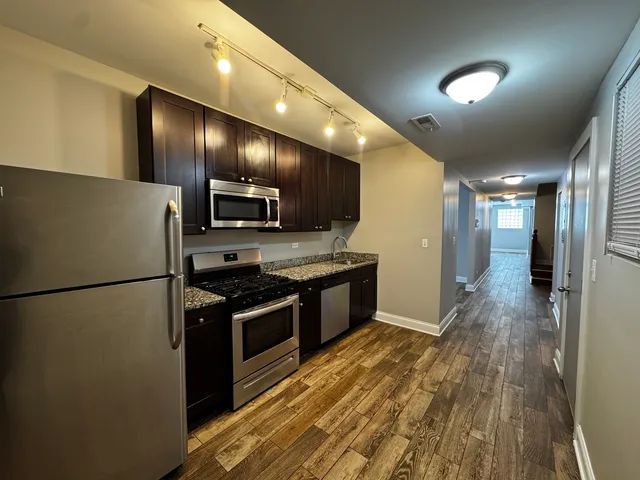 $1,995 | 5001 North Sawyer Avenue, Unit GDN, Chicago, IL 60625