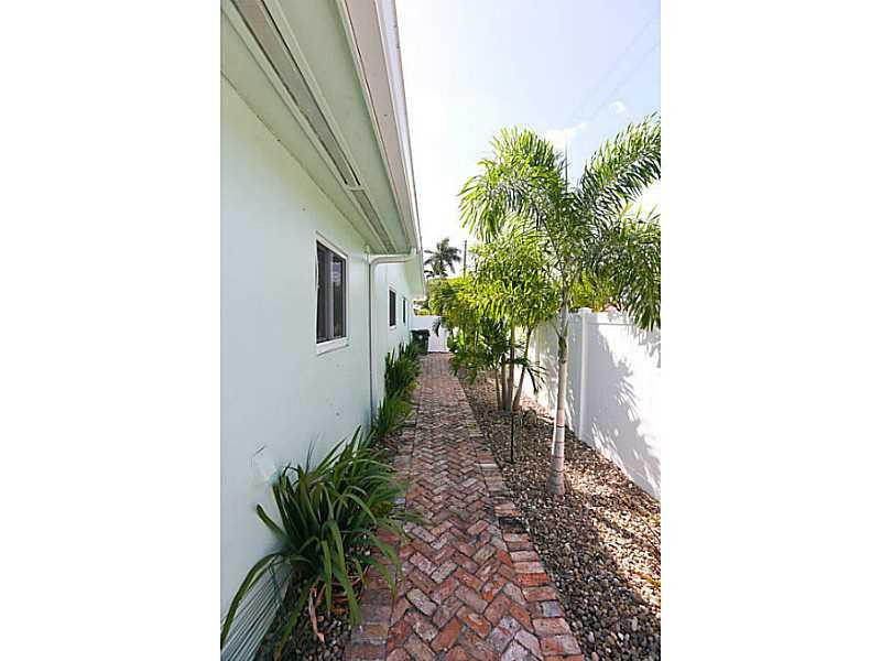 1099 Southwest 7th Street Boca Raton, FL 33486 - Photo 3 of 15 Yard/Garden.