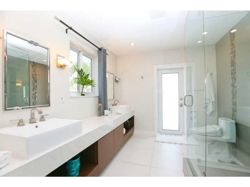 1099 Southwest 7th Street Boca Raton, FL 33486 - Photo 6 of 15 Bathroom.