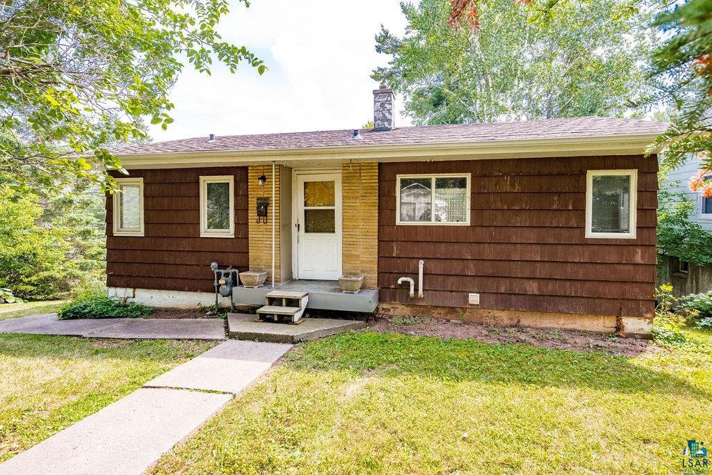 4930 Oneida Street Duluth, MN 55804 - Photo 2 of 19 Single story home with a front yard