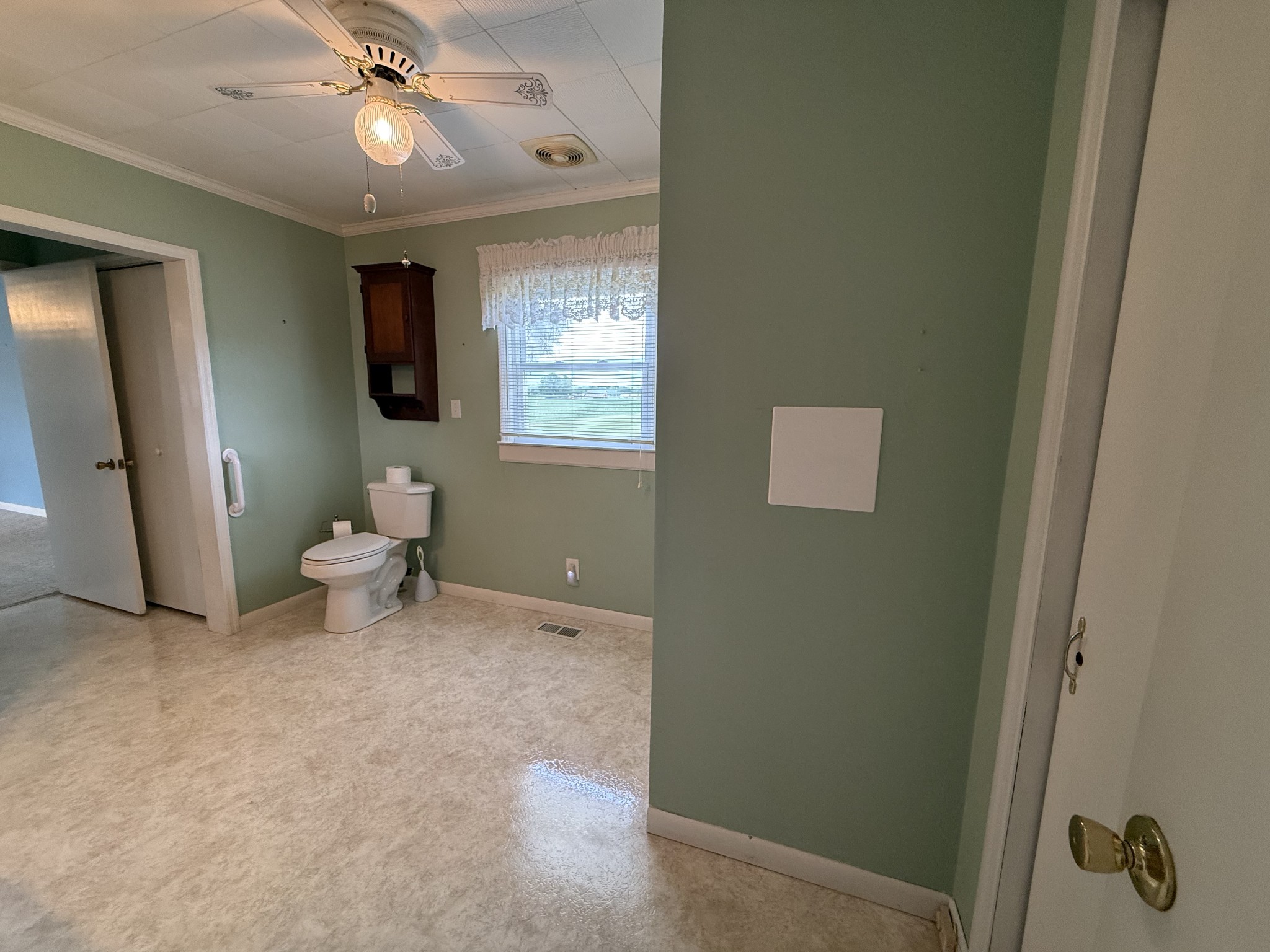 2971 Monroe Floyd Road Decherd, TN 37324 - Photo 13 of 26 a view of a room with a windows and ceiling fan