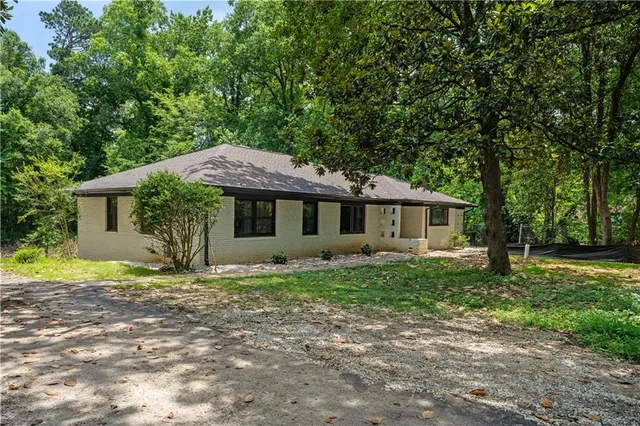 a view of a house with a yard