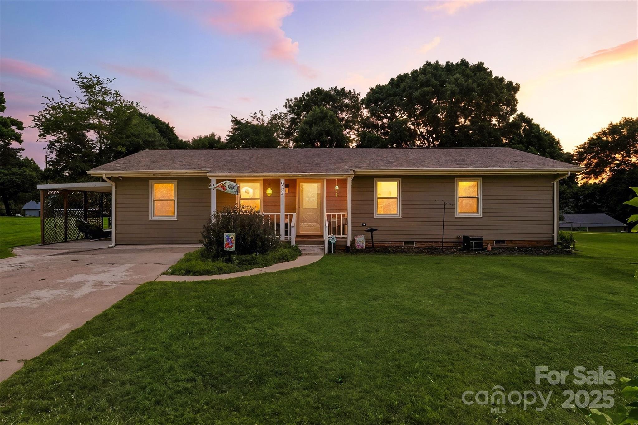 a view of a house with backyard and garden