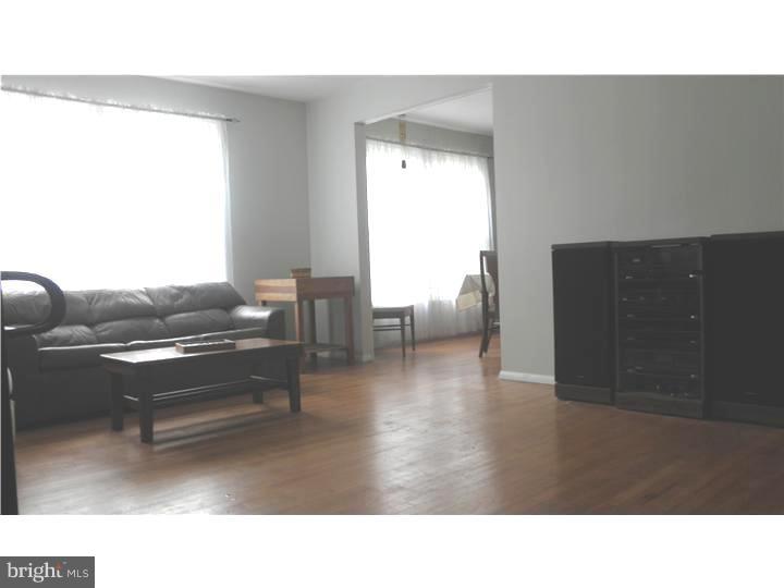 2425 Yellowstone Road Cinnaminson, NJ 08077 - Photo 3 of 18 Living Room
