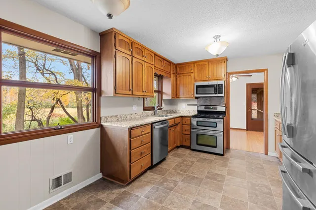 $997,700 | 50 Willow Wood Drive, Tonka Bay, MN 55331