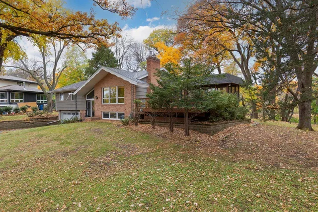 $997,700 | 50 Willow Wood Drive, Tonka Bay, MN 55331