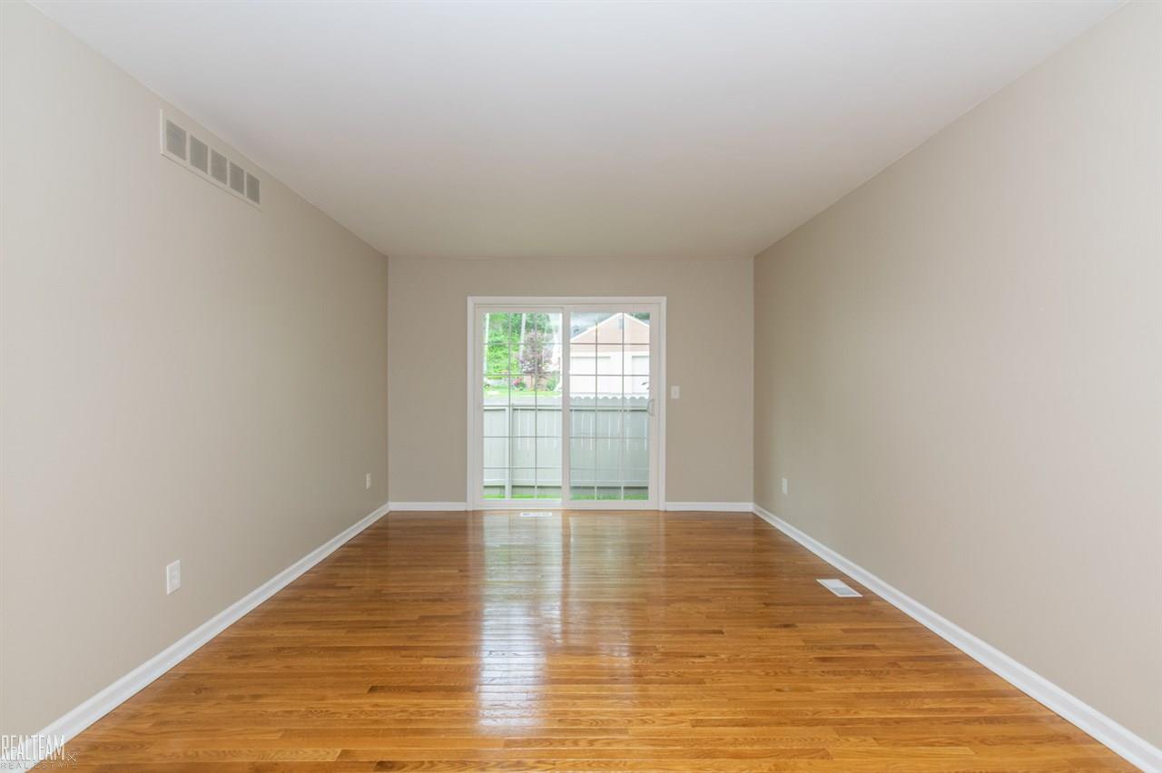 1530 Kings Cove Drive Rochester, MI 48306 - Photo 8 of 18 31384629-7.JPG