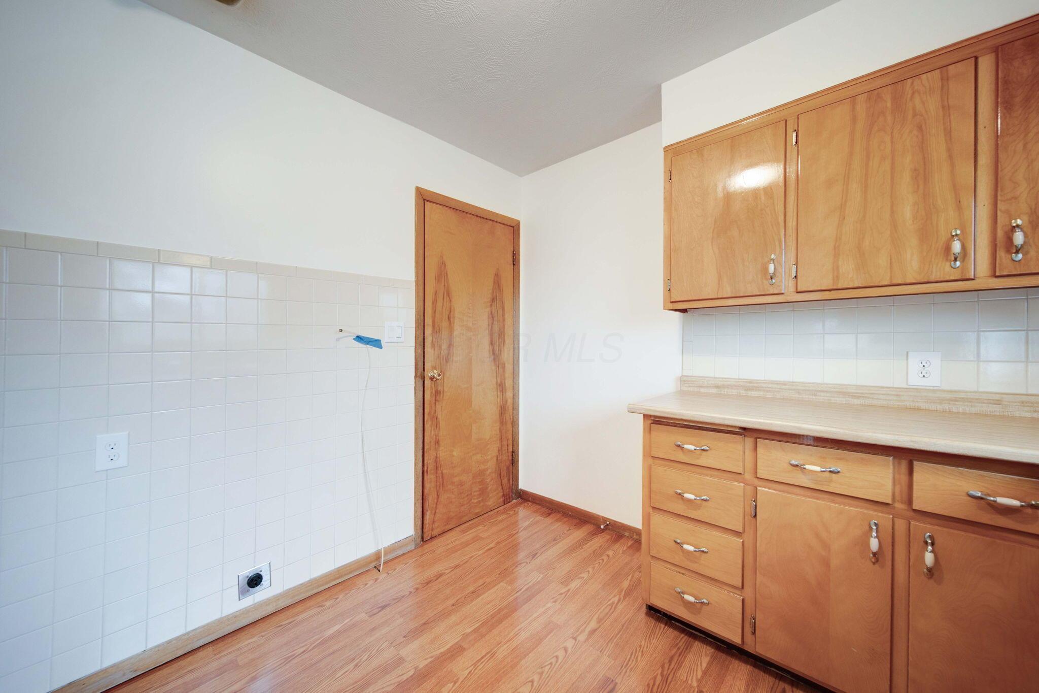 856 Bernhard Road Columbus, OH 43213 - Photo 6 of 20 Kitchen (2)