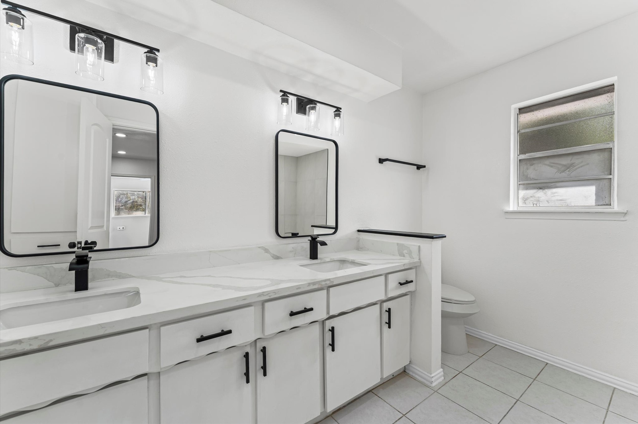 1123 Suwanee Lane Houston, TX 77090 - Photo 24 of 39 a bathroom with double sink and a mirror