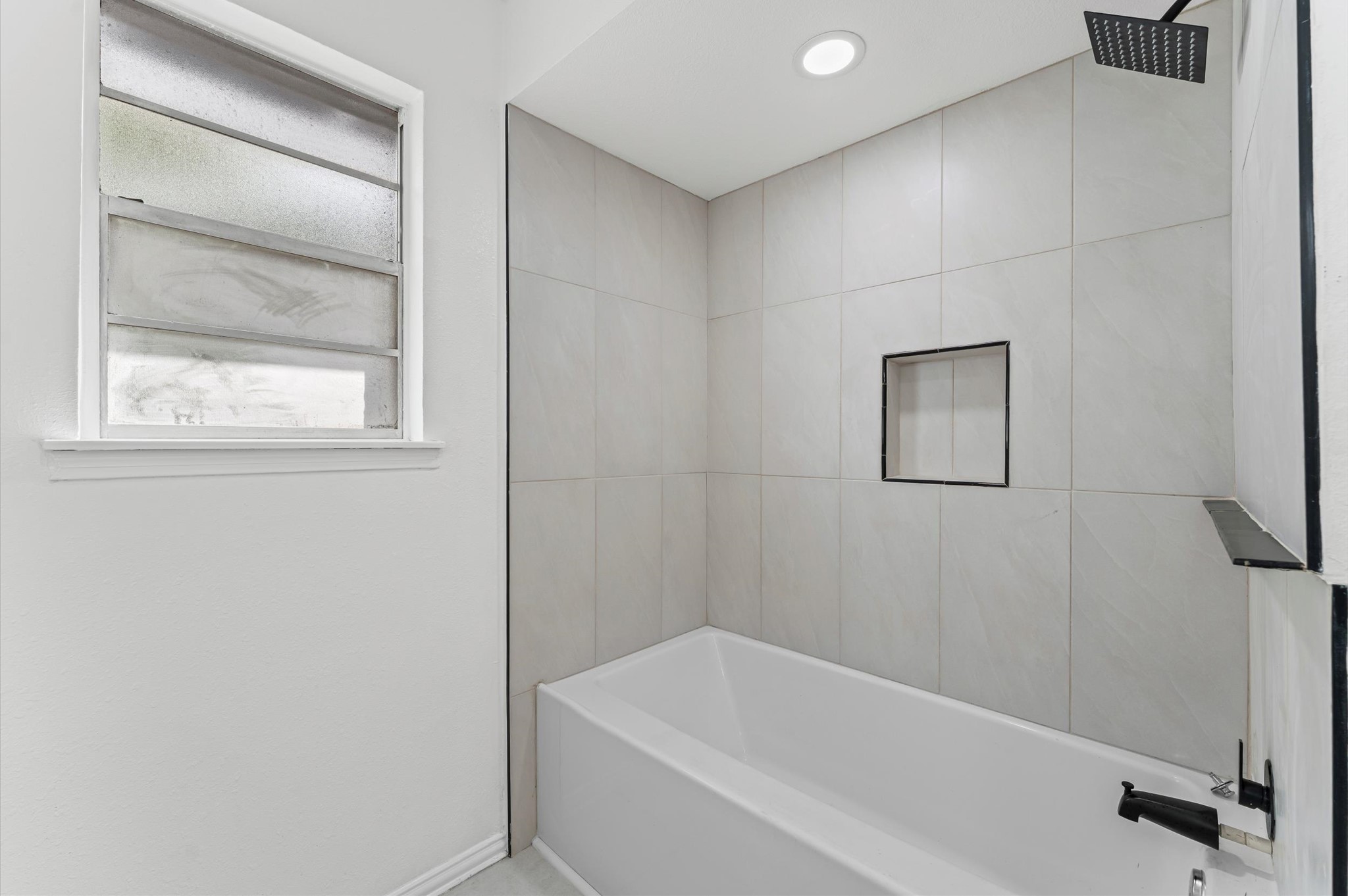 1123 Suwanee Lane Houston, TX 77090 - Photo 25 of 39 a bathroom with a bathtub