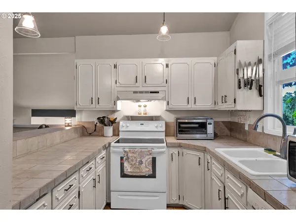 $429,000 | 7025 Glacier Drive, Springfield, OR 97478