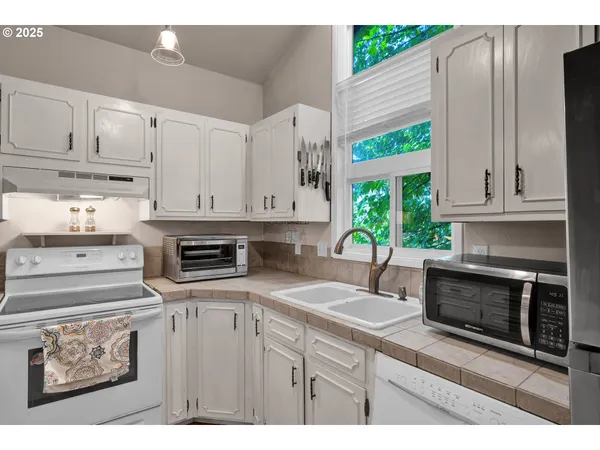 $429,000 | 7025 Glacier Drive, Springfield, OR 97478