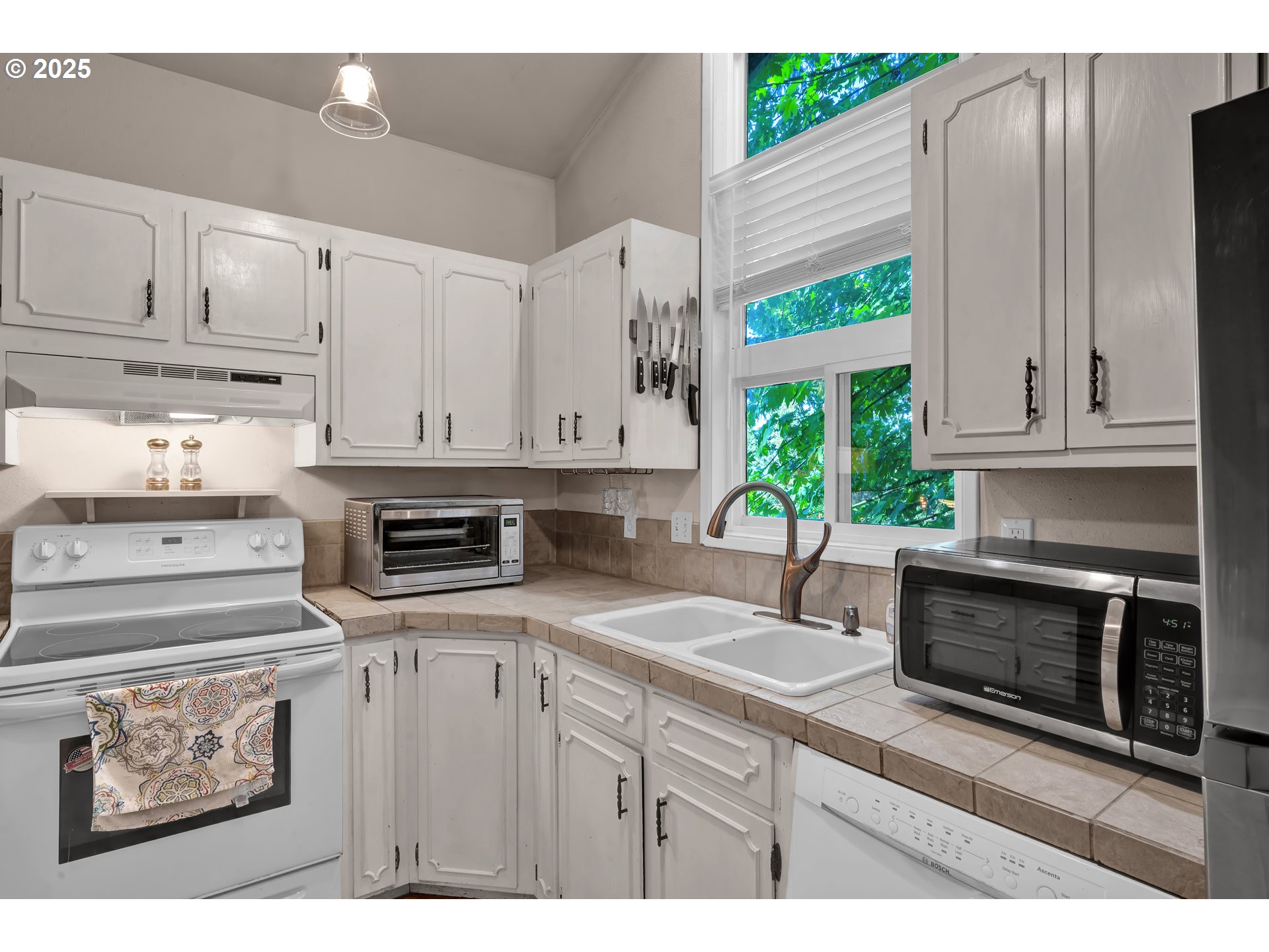 7025 Glacier Drive Springfield, OR 97478 - Photo 12 of 32