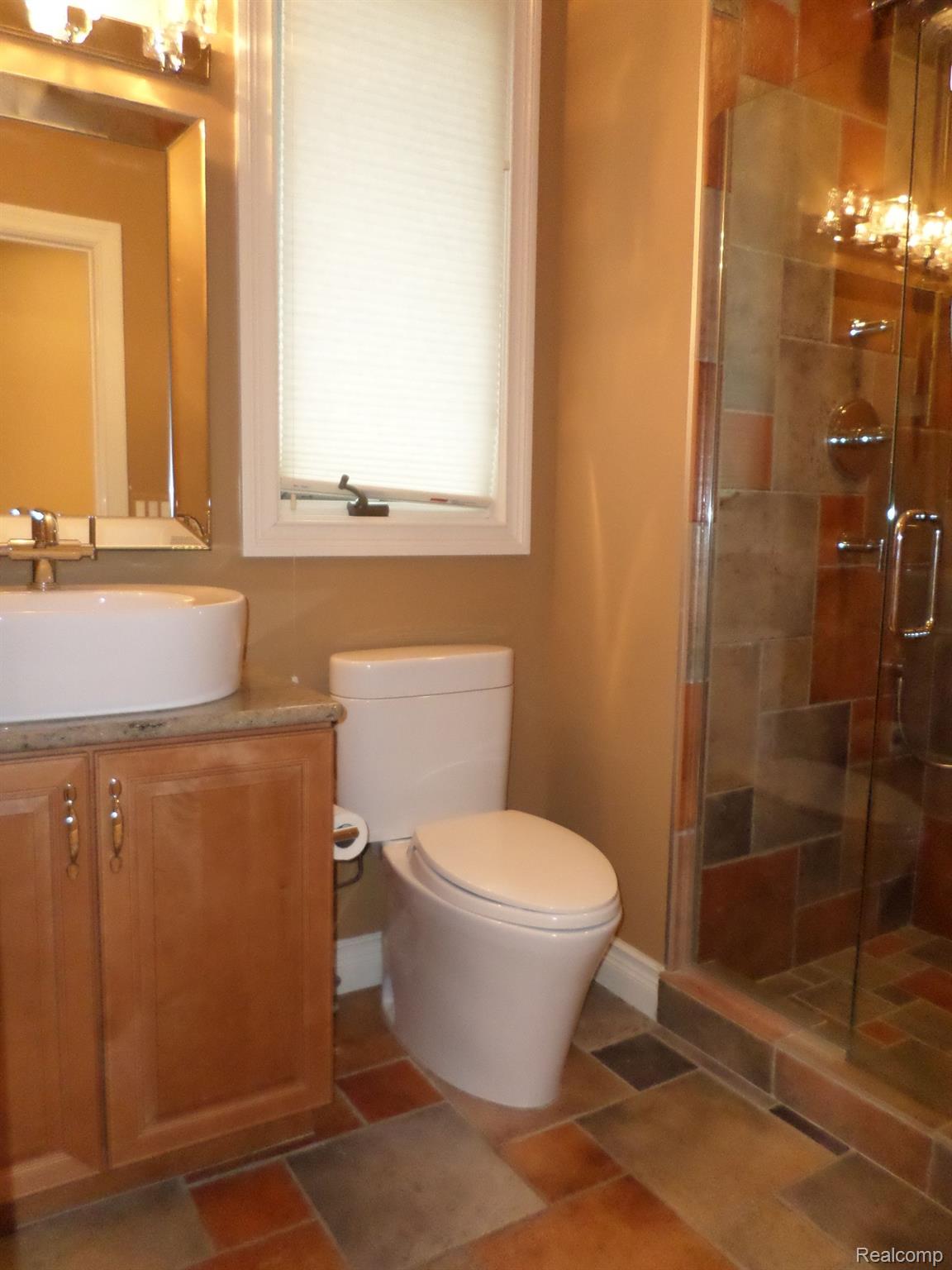 17515 Millar Road Clinton Township, MI 48036 - Photo 28 of 72 Full bath near Laundry Room