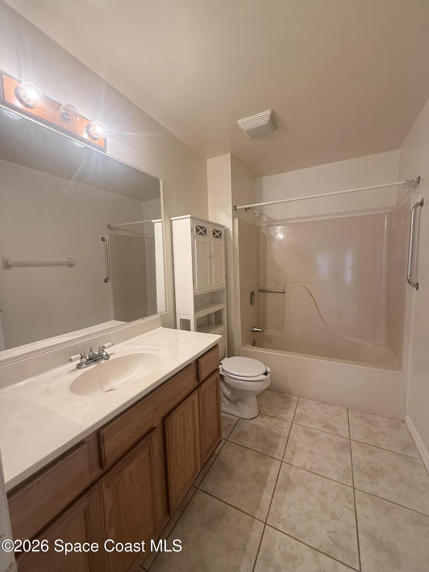1660 Wake Forest Road Northwest Palm Bay, FL 32907 - Photo 11 of 15 Guest bathroom