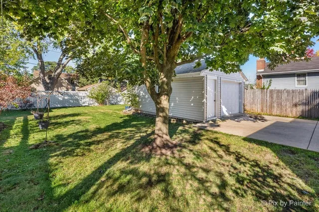 a view of a backyard