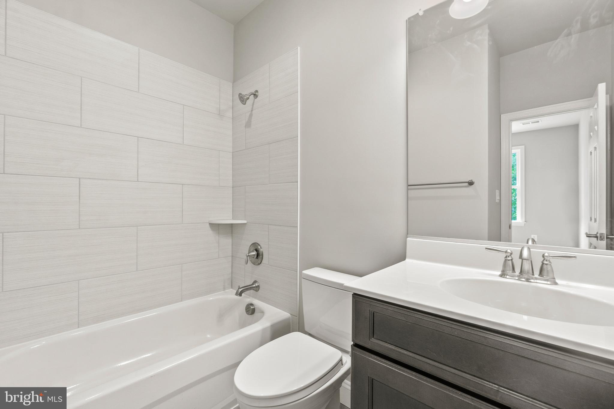 13741 Orlando Road Nokesville, VA 20181 - Photo 34 of 41 a bathroom with a sink a toilet and bathtub
