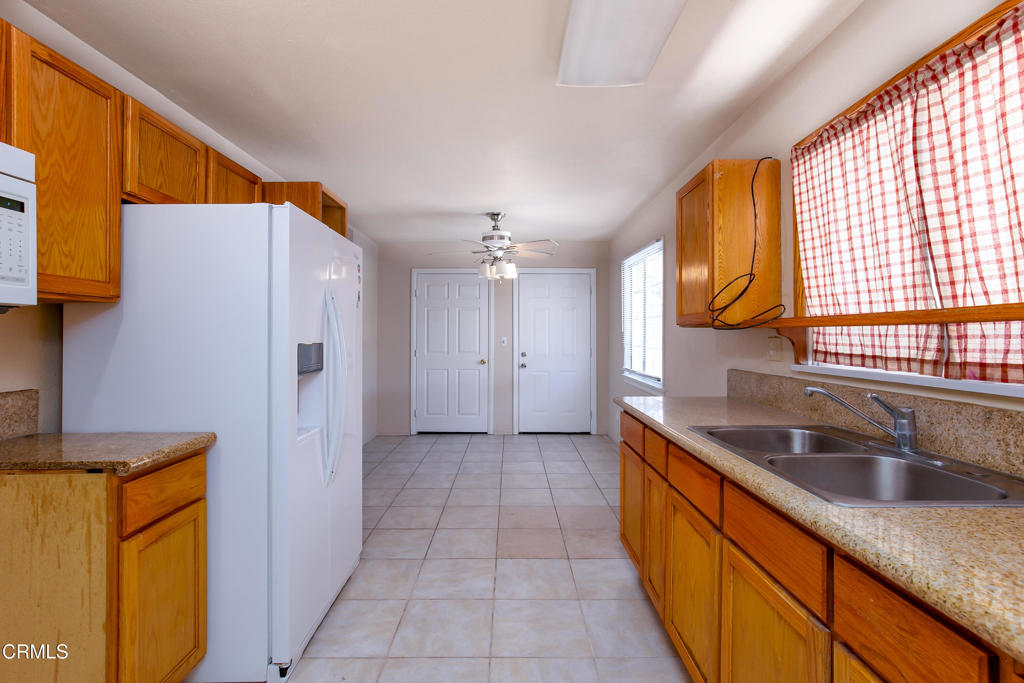 45027 Division Street Lancaster, CA 93535 - Photo 9 of 27