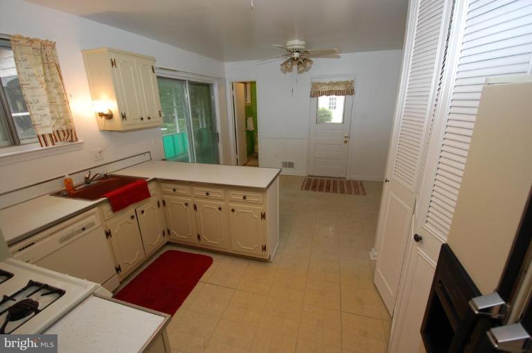 6824 Rolling Road Springfield, VA 22152 - Photo 4 of 17 Kitchen