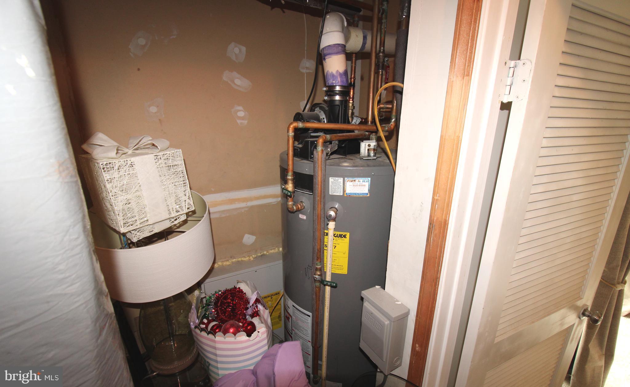 7863 Apache Ridge Court Manassas, VA 20109 - Photo 29 of 38 a living room with furniture and a window
