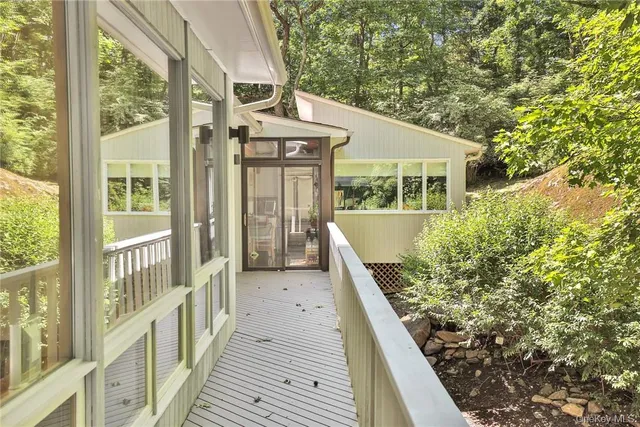 $2,400,000 | 5 Deerfield Lane, Mamaroneck, NY 10543