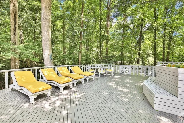 $2,400,000 | 5 Deerfield Lane, Mamaroneck, NY 10543