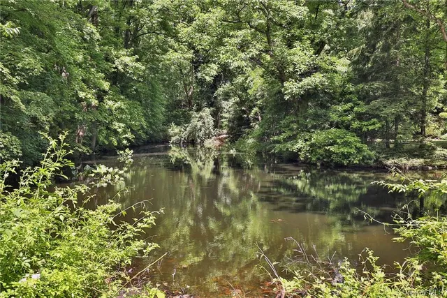 $2,400,000 | 5 Deerfield Lane, Mamaroneck, NY 10543