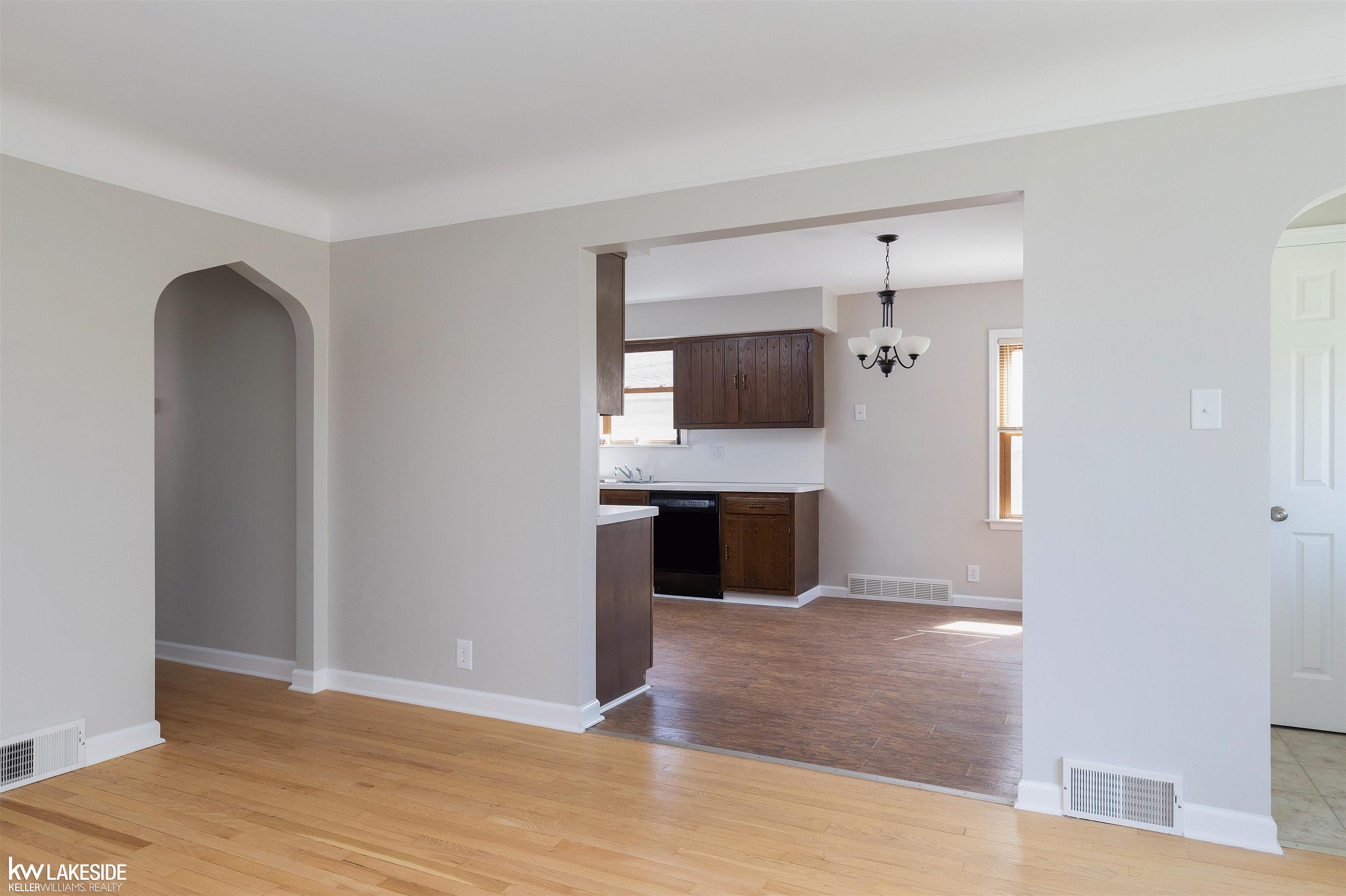 2174 Hawthorne Road Grosse Pointe, MI 48236 - Photo 9 of 43 50139434-25919bd1-437f-42f7-bead-5a6db54dbaf3.JPG