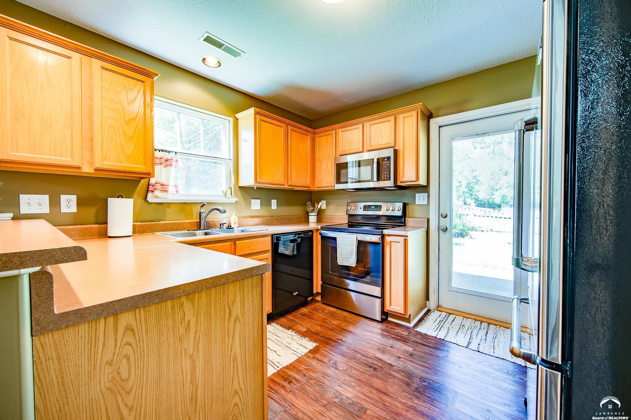 1837 Delaware Street Lawrence, KS 66044 - Photo 8 of 28