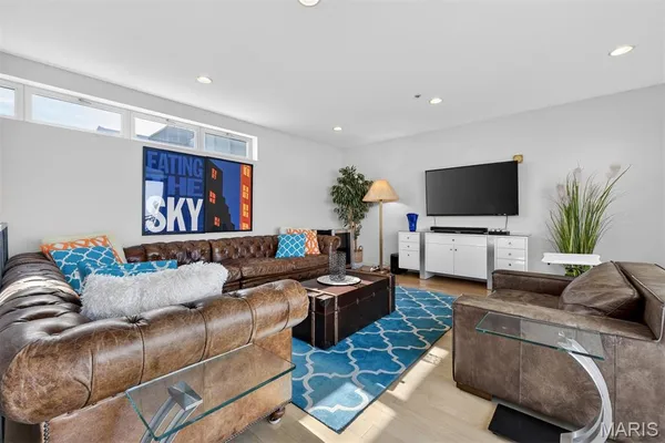 $585,000 | 915 Olive Street, Unit 1605, St. Louis, MO 63101