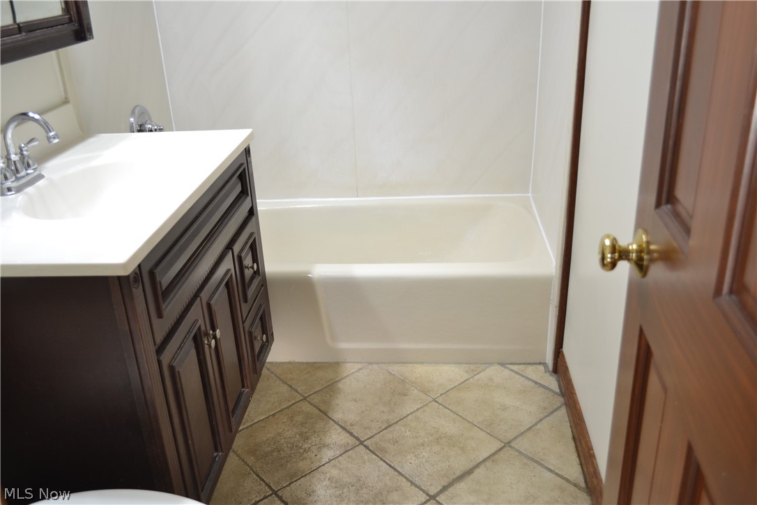 5711 Som Center Road, Unit 32 Solon, OH 44139 - Photo 9 of 12 Bathroom
