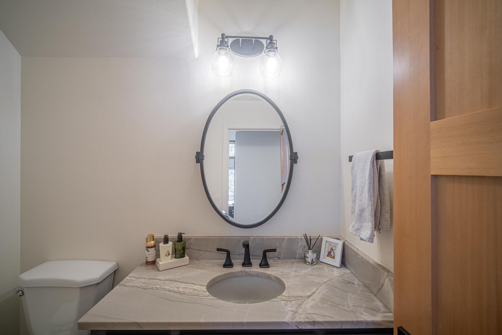 18116 Modoc Lane, Unit 15 Sunriver, OR 97707 - Photo 20 of 50 Guest Bathroom
