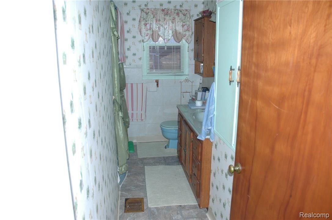 1710 Haines Road Lapeer, MI 48446 - Photo 13 of 23 014.JPG