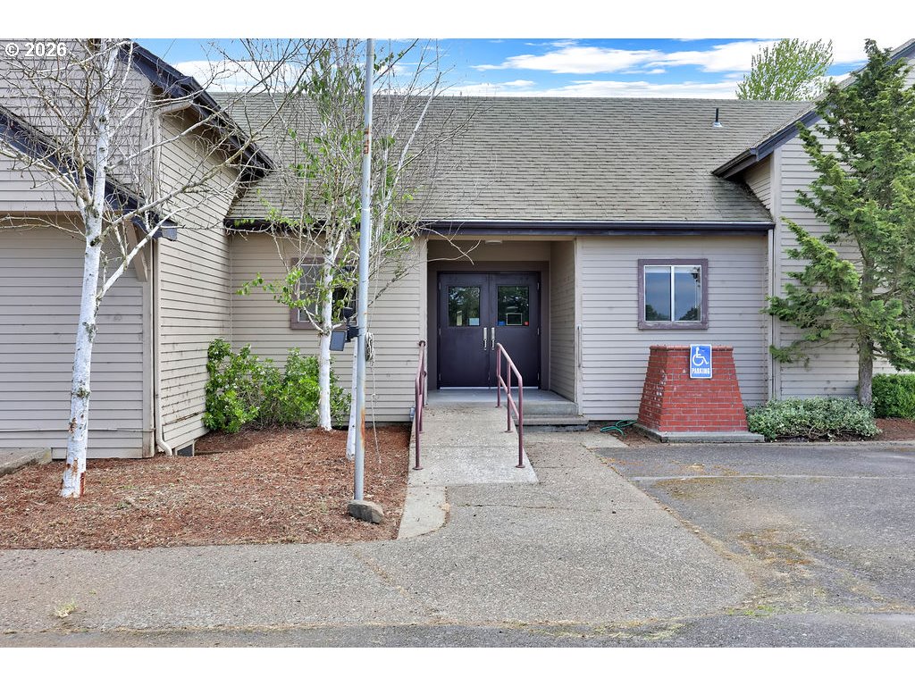 21211 Coburg Road Harrisburg, OR 97446 - Photo 5 of 48 a front view of a house with a yard