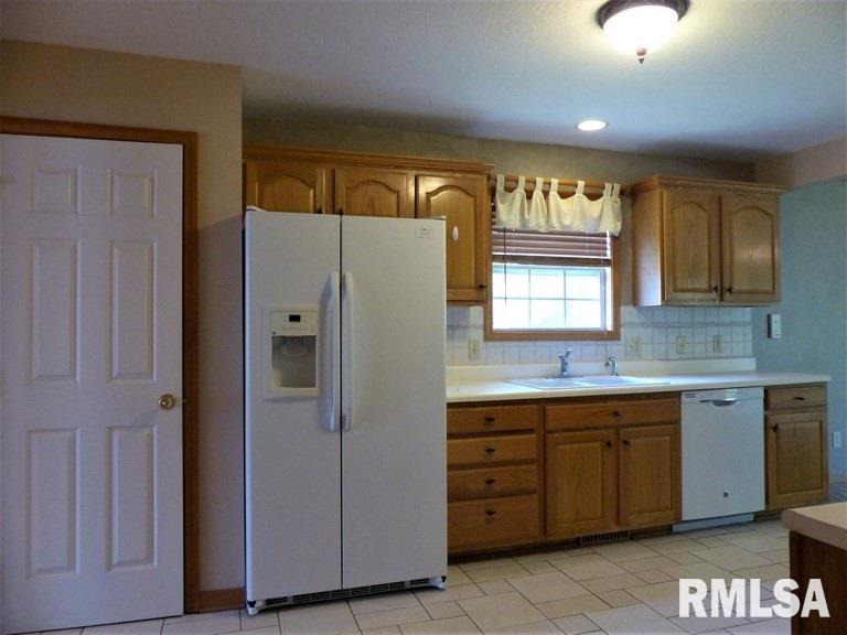 1641 West Geneva Road Peoria, IL 61615 - Photo 4 of 30 Gallery Image 4