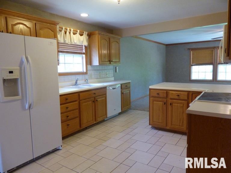 1641 West Geneva Road Peoria, IL 61615 - Photo 6 of 30 Gallery Image 6