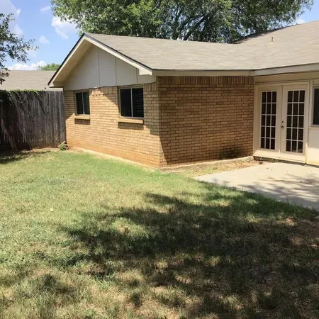 $2,095 | 2622 Meadowview Drive, Arlington, TX 76016