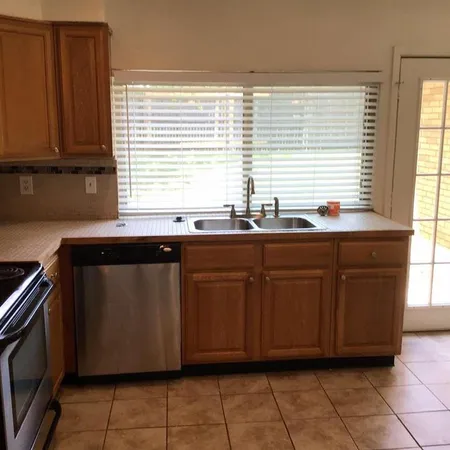 $2,095 | 2622 Meadowview Drive, Arlington, TX 76016