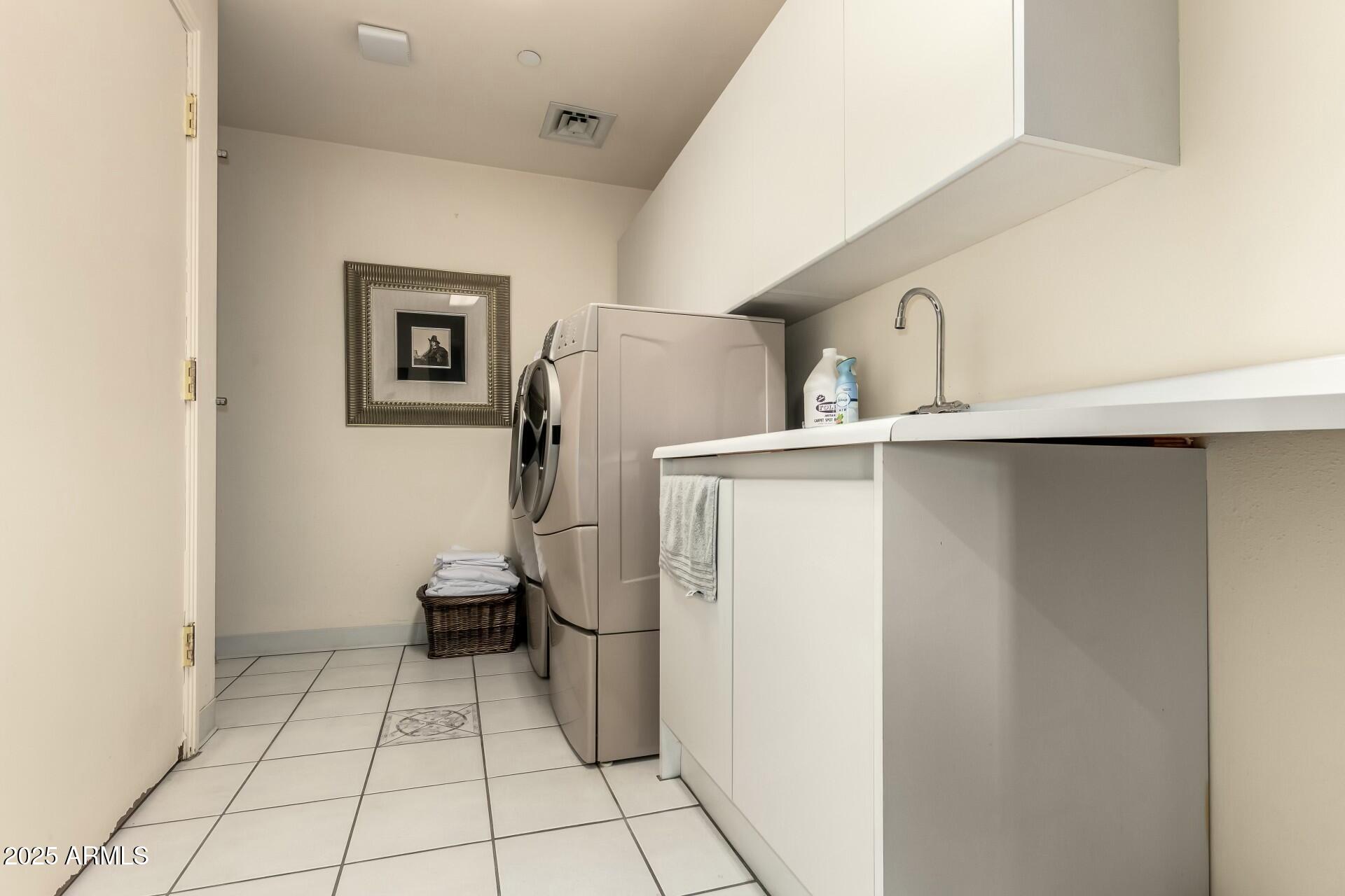 1040 East Osborn Road, Unit 1803 Phoenix, AZ 85014 - Photo 32 of 44 a bathroom with a sink and toilet