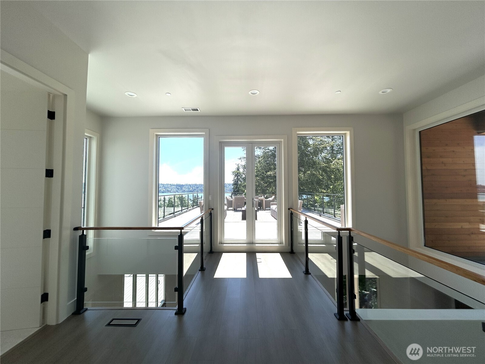 8243 West Mercer Way Mercer Island, WA 98040 - Photo 13 of 37