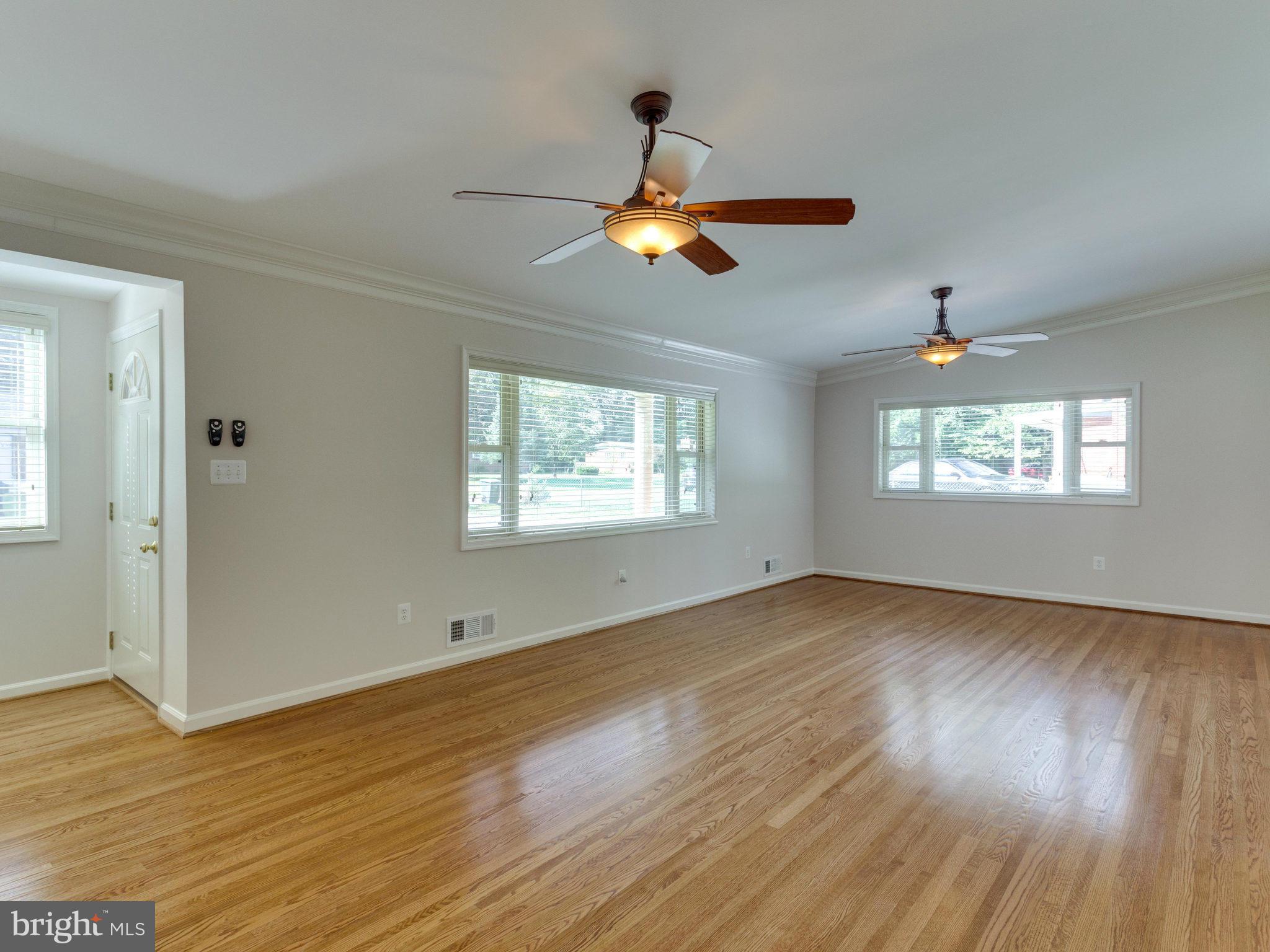 10004 Fairoaks Road Vienna, VA 22181 - Photo 5 of 30 Living Room