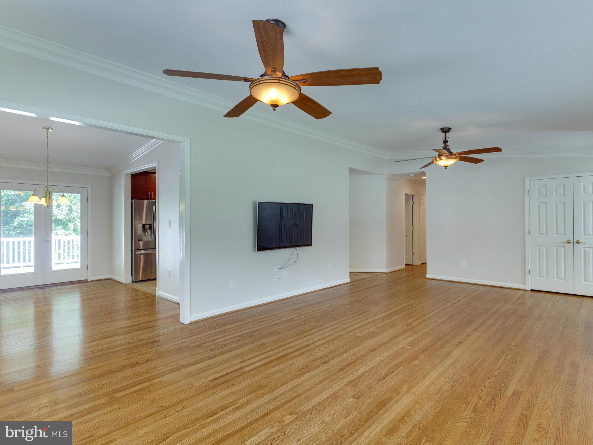 10004 Fairoaks Road Vienna, VA 22181 - Photo 6 of 30 Living Room