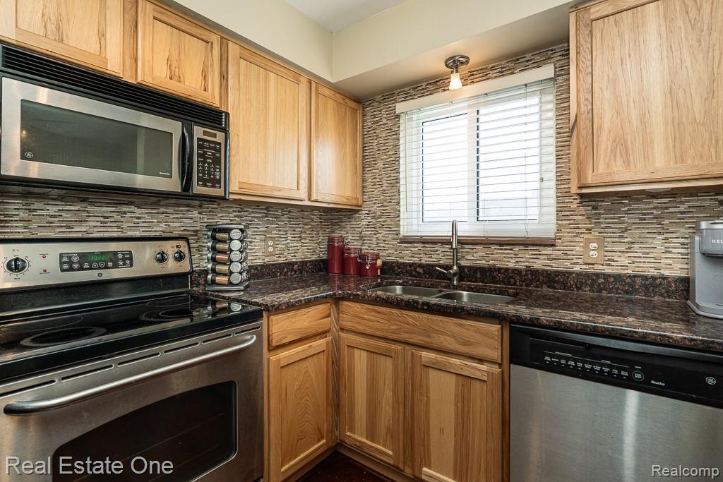 1097 Tienken Court Rochester Hills, MI 48306 - Photo 13 of 27