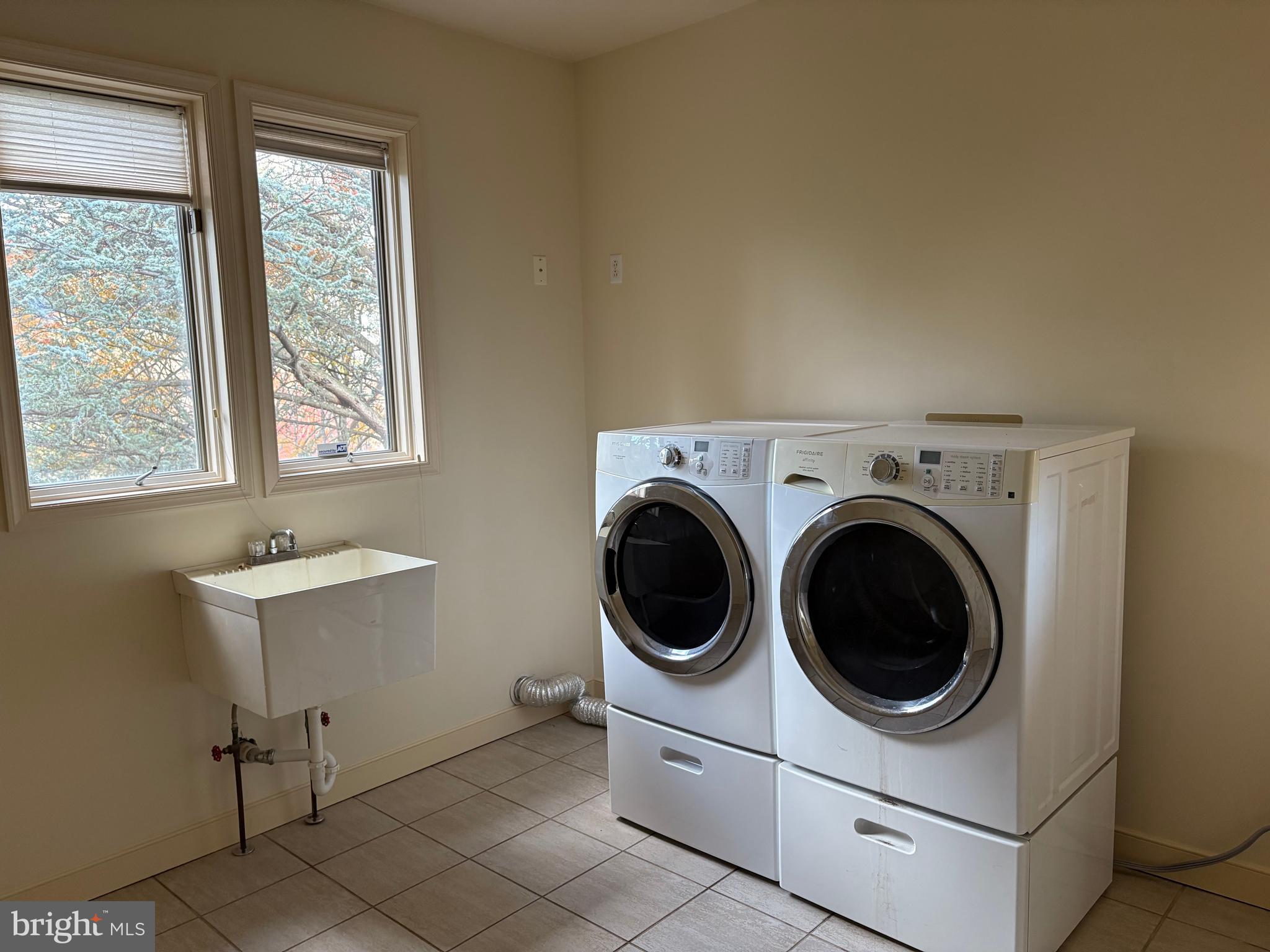 101 Robert Drive Wyomissing, PA 19610 - Photo 24 of 60 a utility room with dryer and washer