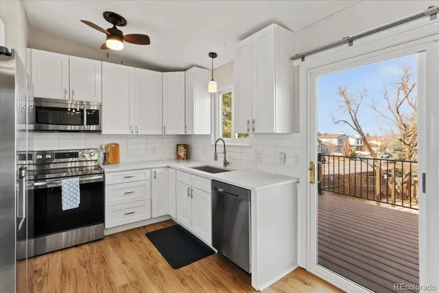 a view of empty room with ceiling fan