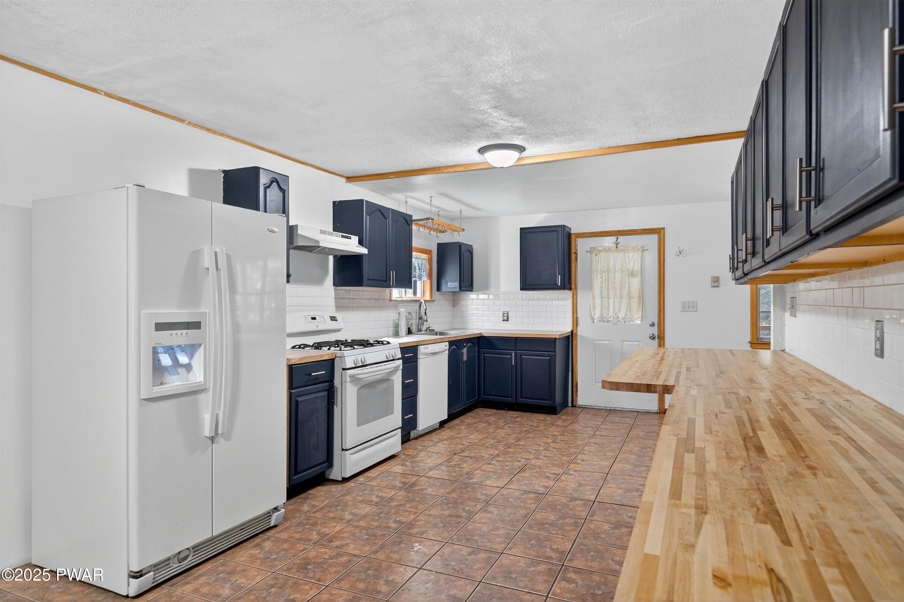 108 Hickory Road Dingmans Ferry, PA 18328 - Photo 13 of 25 13-HTV3005