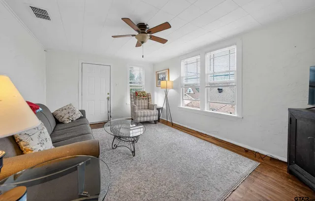 a view of a house with backyard and a area