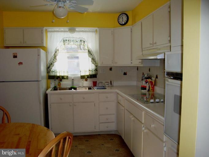 704 Kerwin Road Silver Spring, MD 20901 - Photo 4 of 18 Kitchen